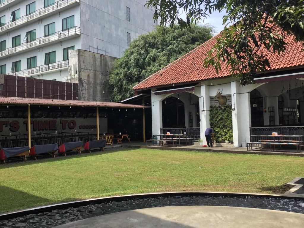 un edificio con un prato di fronte a un edificio di Bandung Hostel a Bandung