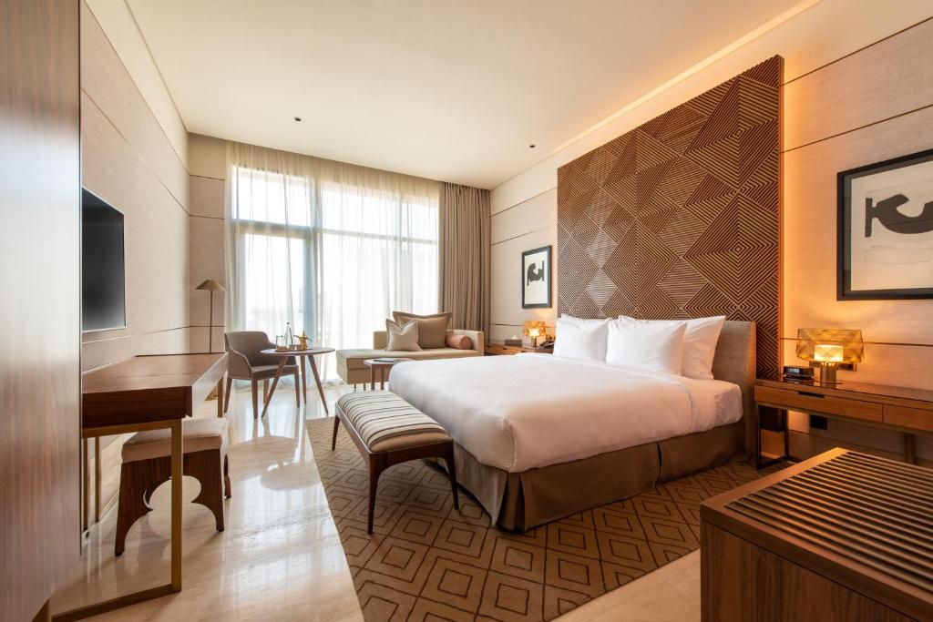 Cette chambre comprend un lit et un bureau. dans l'établissement SHIRVAN Hotel City Yard Jeddah, à Djeddah