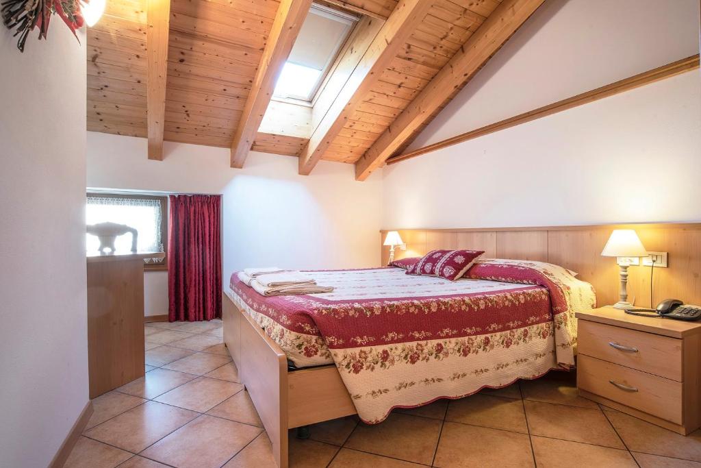 1 dormitorio con cama y techo de madera en Antica Residenza de Poda, en Flavon