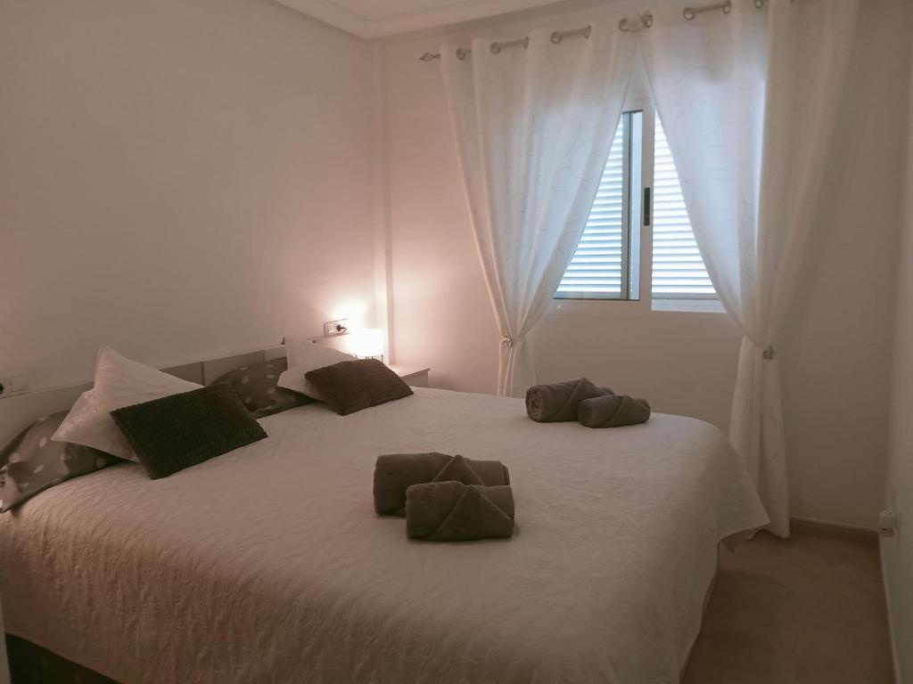 Postel nebo postele na pokoji v ubytování Águilas Los Collados Apartamento con WIFI Aire Acondicionado y Parking