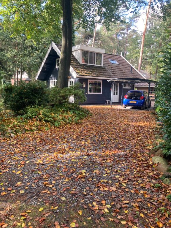 een huis met een auto ervoor geparkeerd bij Het Veenhuisje in Norg