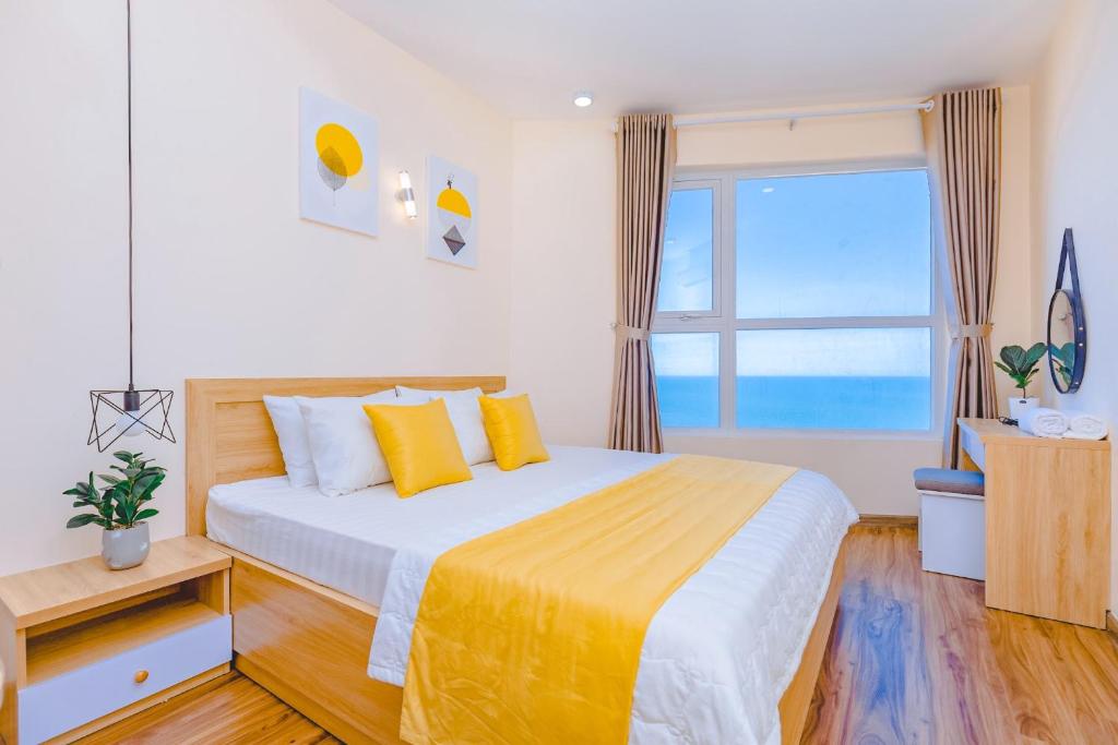 1 dormitorio con 1 cama grande y ventana en Gold Sea Apartment Vung Tau-The Palm Sea View, en Vung Tau