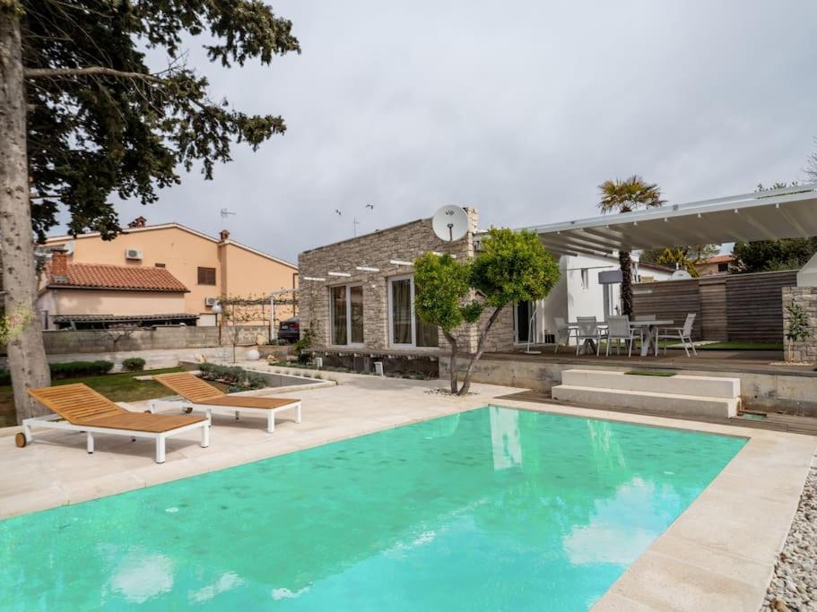 a swimming pool in the backyard of a house at Villa Sad - prelijepa kuca u srcu Medulina in Medulin