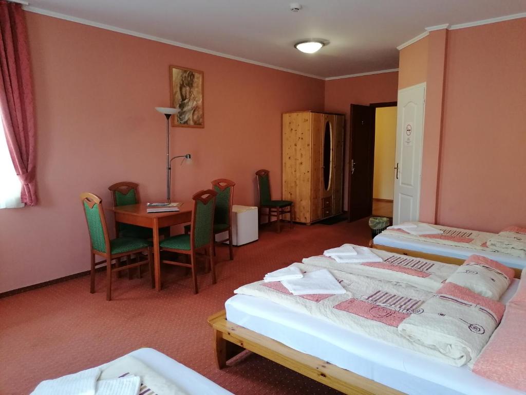 Postel nebo postele na pokoji v ubytování Medgyaszay Panzió