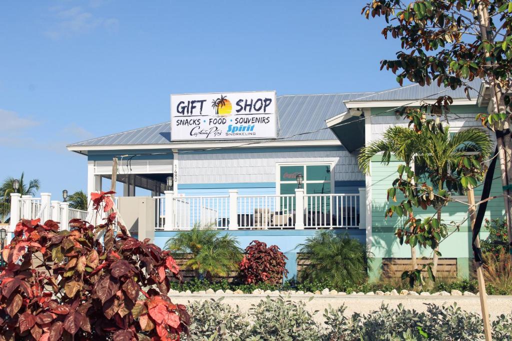 a building with a gift shop sign in front of it at Captain Pip's Marina & Hideaway in Marathon