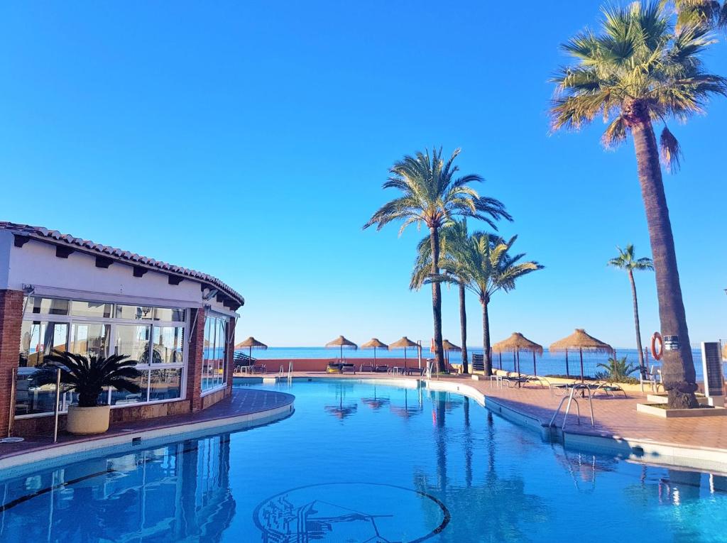 Basen w obiekcie Sea Front Beach House Macarena C lub w pobliżu