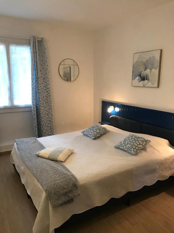 Postel nebo postele na pokoji v ubytování Gîtes Le Mas du Vieux Chêne