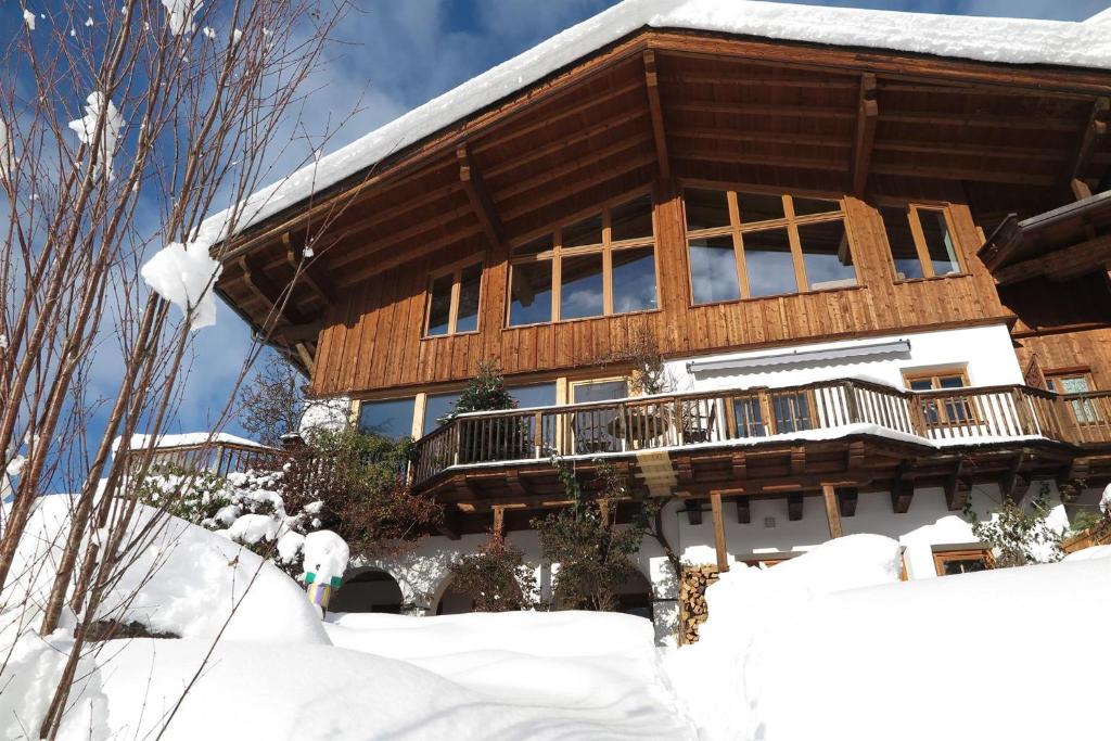 ein Blockhaus im Schnee mit Schnee in der Unterkunft Ferienwohnung Tirolernaturschlaf in Wildschönau