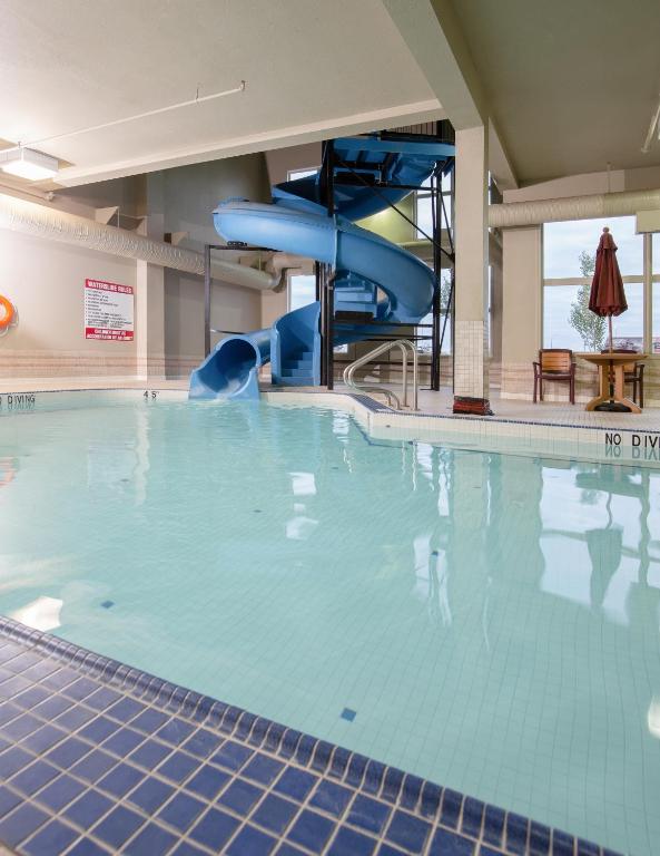 Bazén v ubytování Pomeroy Hotel Fort St. John nebo v jeho okolí