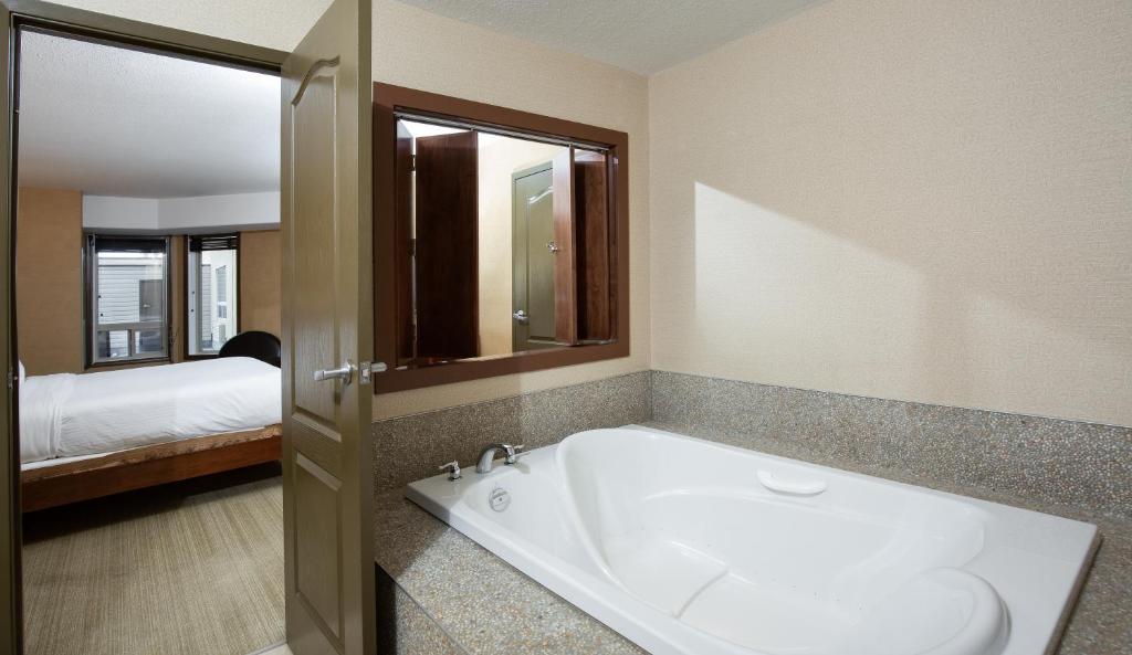 Postel nebo postele na pokoji v ubytování Pomeroy Hotel Fort St. John