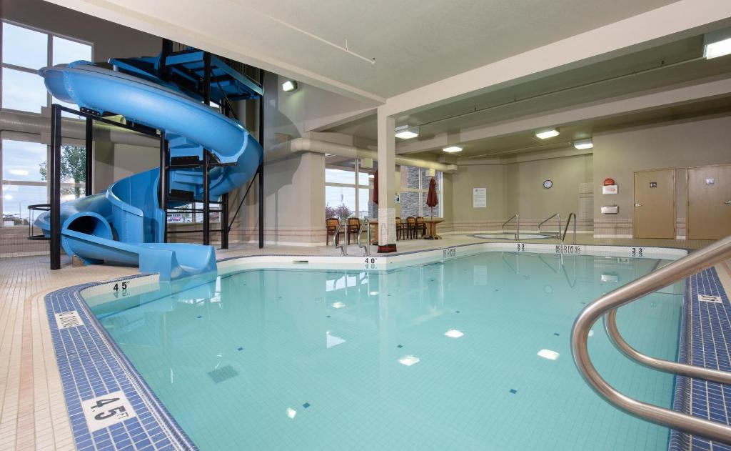 Bazén v ubytování Pomeroy Hotel Fort St. John nebo v jeho okolí