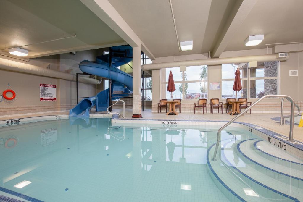 Bazén v ubytování Pomeroy Hotel Fort St. John nebo v jeho okolí