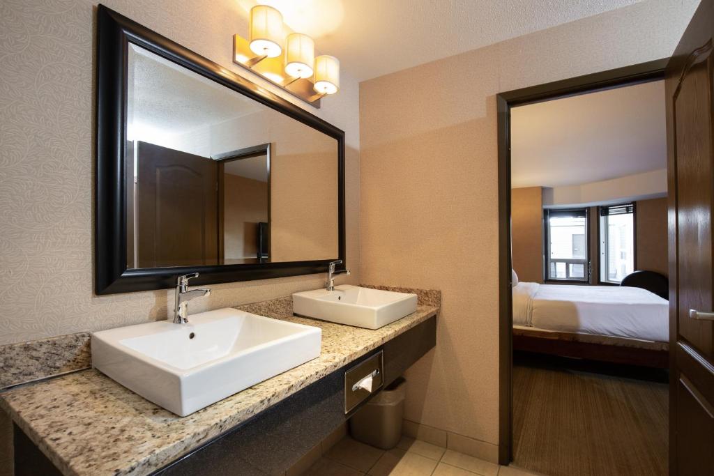Postel nebo postele na pokoji v ubytování Pomeroy Hotel Fort St. John