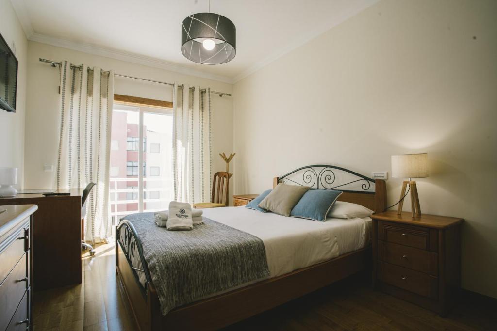 1 dormitorio con cama y ventana grande en Best Houses 33 - Conchas do Mar, en Peniche