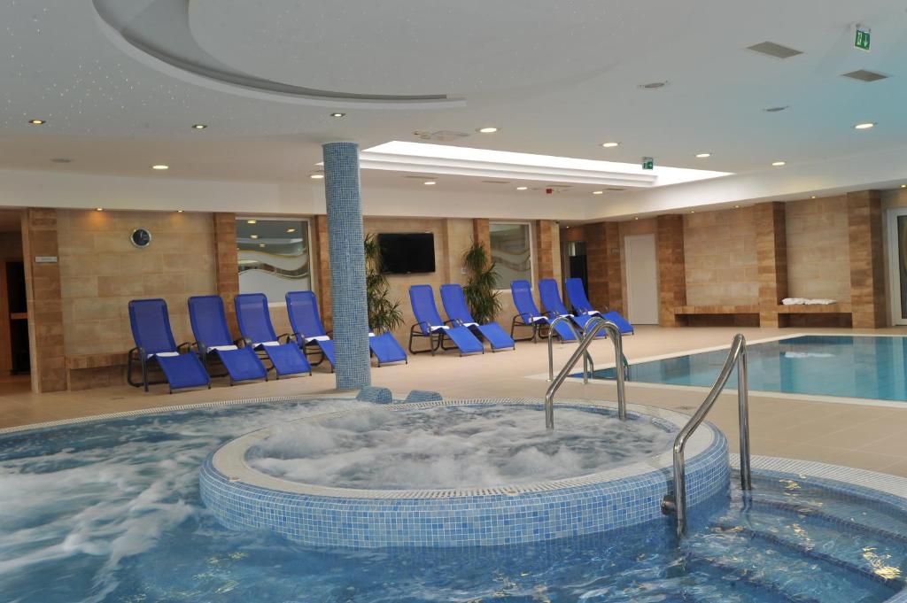 Bazén v ubytování Garden Hotel Wellness és Konferencia nebo v jeho okolí