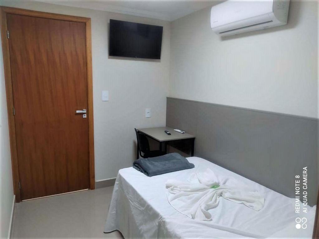 Säng eller sängar i ett rum på Hotel Alvorada - Araçatuba - SP
