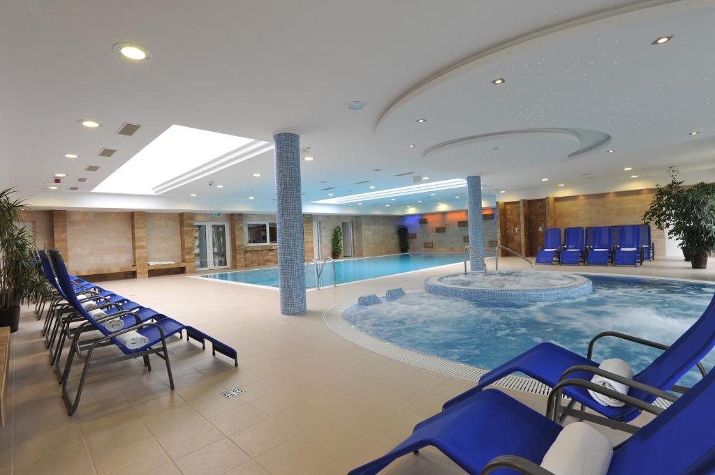 Bazén v ubytování Garden Hotel Wellness és Konferencia nebo v jeho okolí