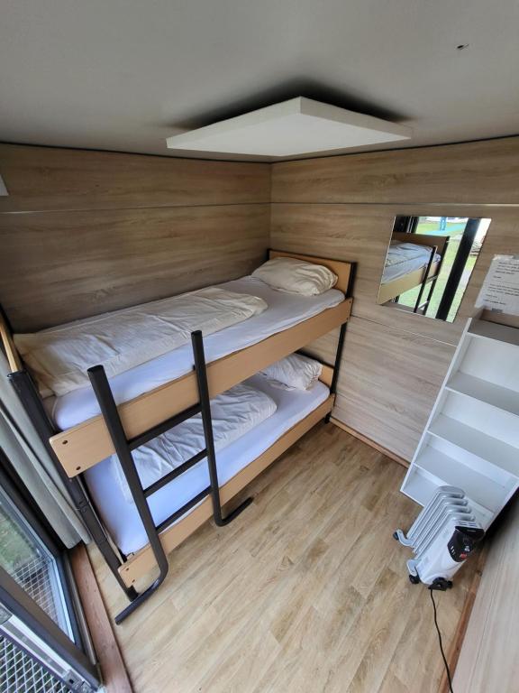 Postel nebo postele na pokoji v ubytování EASY Lodges Berlin