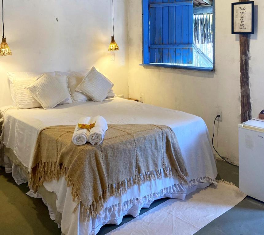ein Schlafzimmer mit einem Bett mit Handtüchern darauf in der Unterkunft Quintal do Céu Caraíva in Porto Seguro