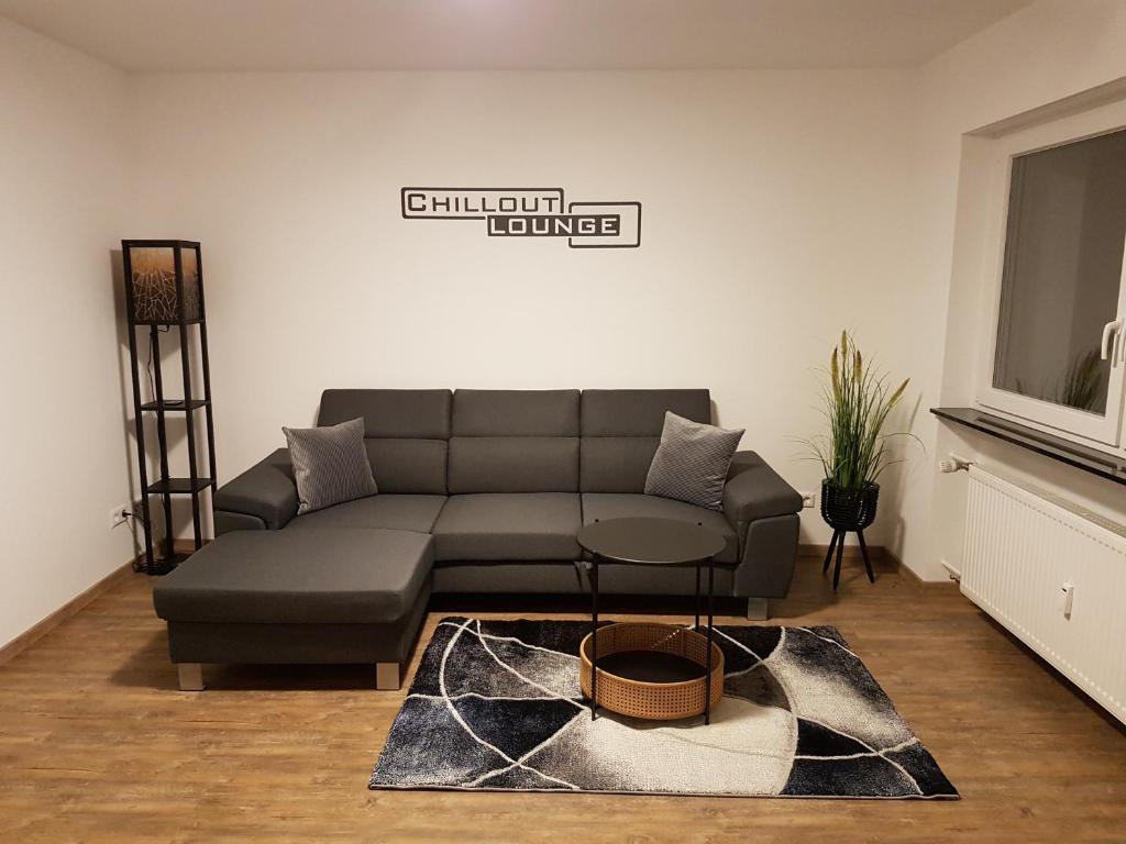 sala de estar con sofá y mesa en Casa Ideal, en Bruchsal