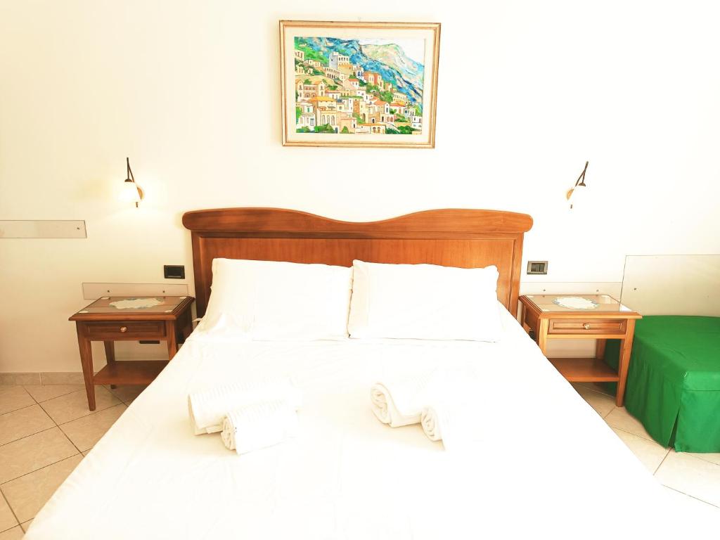 1 dormitorio con 1 cama con 2 toallas en NINO'S IN NOCELLE en Positano