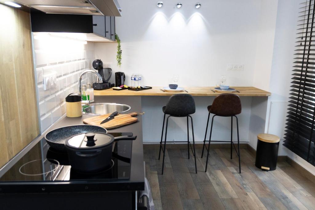 Easy Location - Parking - Free Wifi - Tourism and Business - Queen Studio
