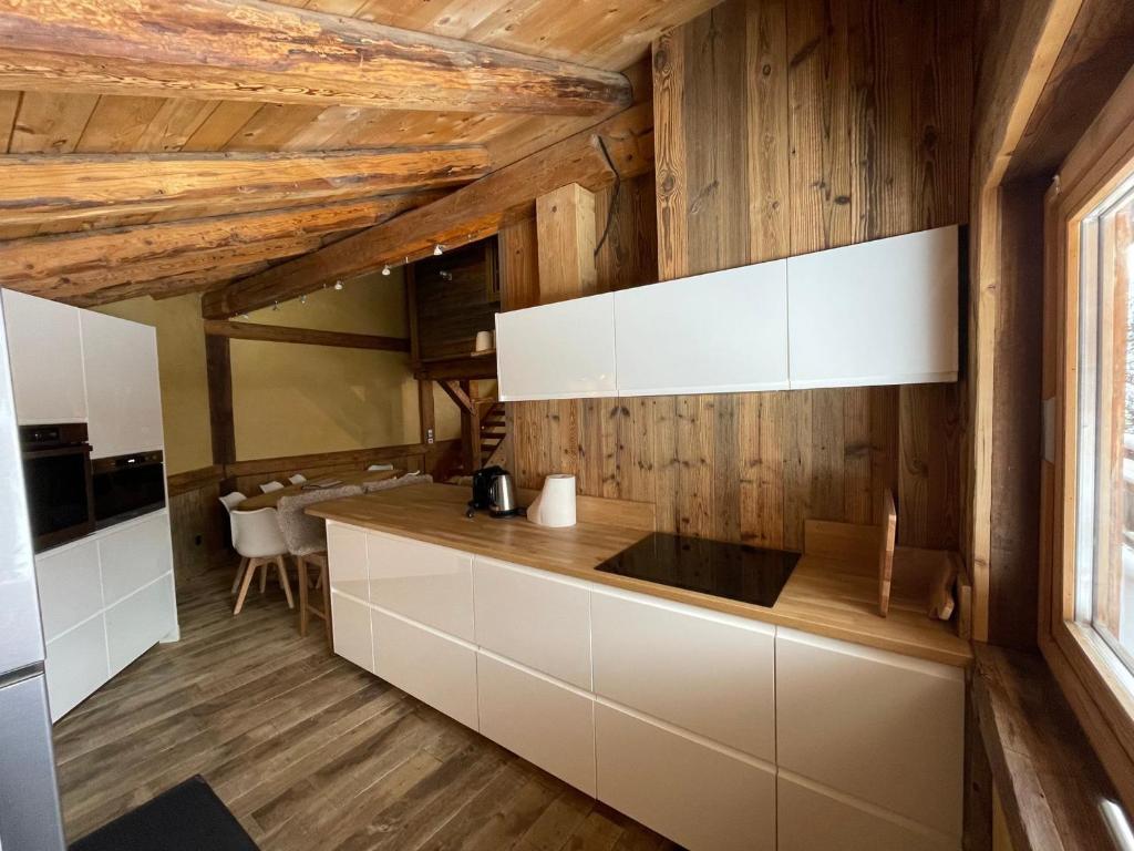 Kuchyňa alebo kuchynka v ubytovaní Appartement Cosy 3 Chambres, Centre-Ville, Proche Pistes, Parking, Wifi - FR-1-572-273