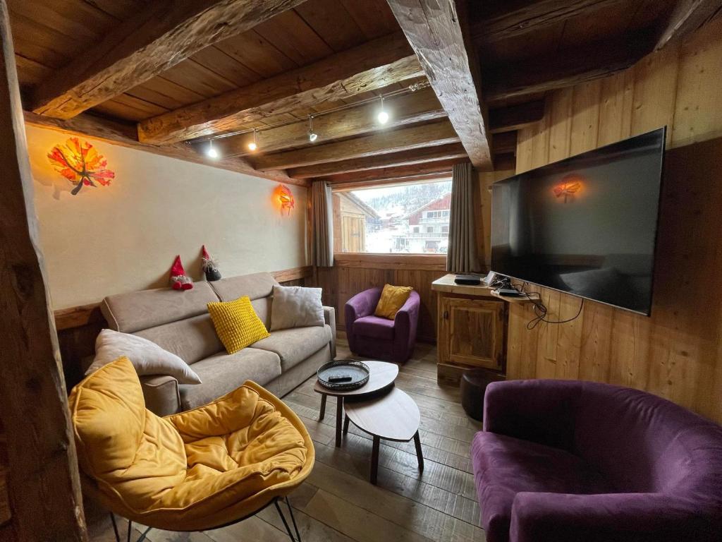 Televízia a/alebo spoločenská miestnosť v ubytovaní Appartement Cosy 3 Chambres, Centre-Ville, Proche Pistes, Parking, Wifi - FR-1-572-273