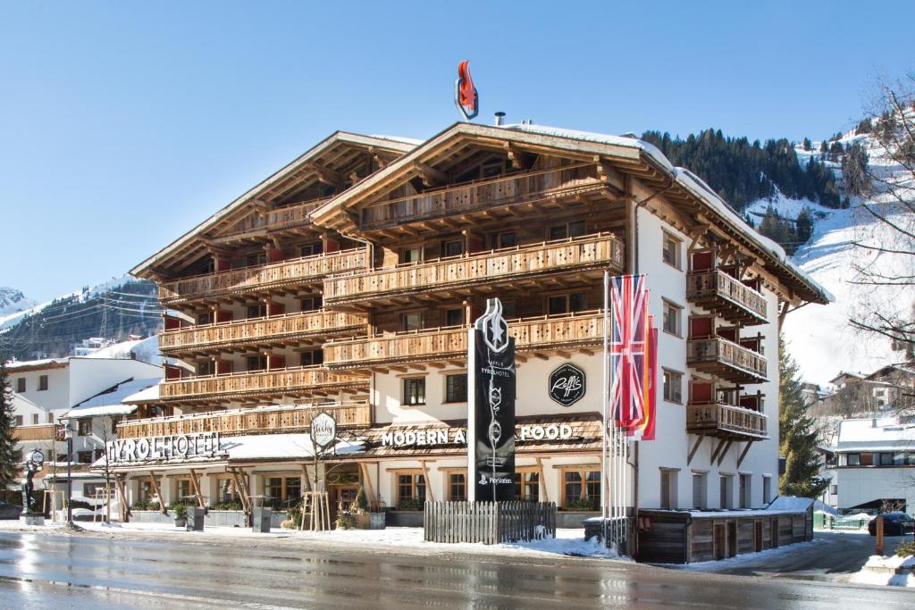 duży budynek w górach z śniegiem w obiekcie Raffl's Tyrol Hotel w mieście Sankt Anton am Arlberg