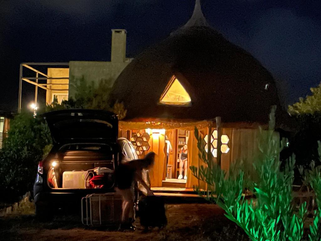 un coche aparcado delante de un cenador por la noche en Domo Amanita, confortable y playero!, en Punta del Diablo