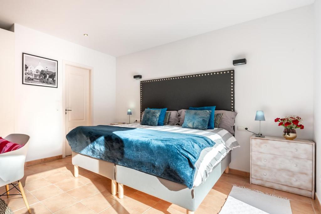 Postel nebo postele na pokoji v ubytování Villa Blanca Santa Eulalia