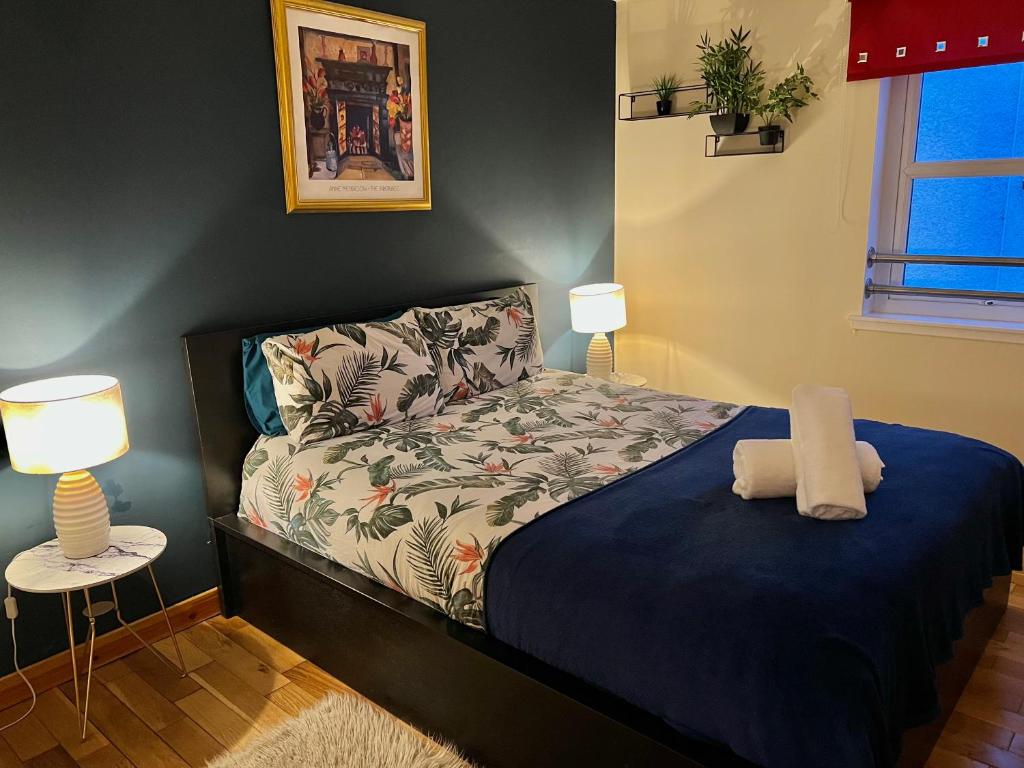 sypialnia z łóżkiem z 2 lampami w obiekcie Cosy City Centre Apartment w mieście Inverness