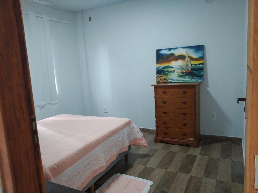 1 dormitorio con 1 cama y vestidor con una pintura en Casa Silvano's, en Foz do Iguaçu