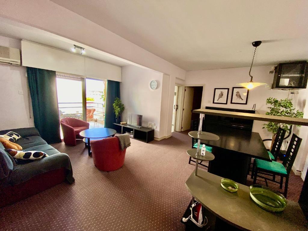 リマソールにあるprivate room in a shared flat at best locationのリビングルーム(ソファ、テーブル付)