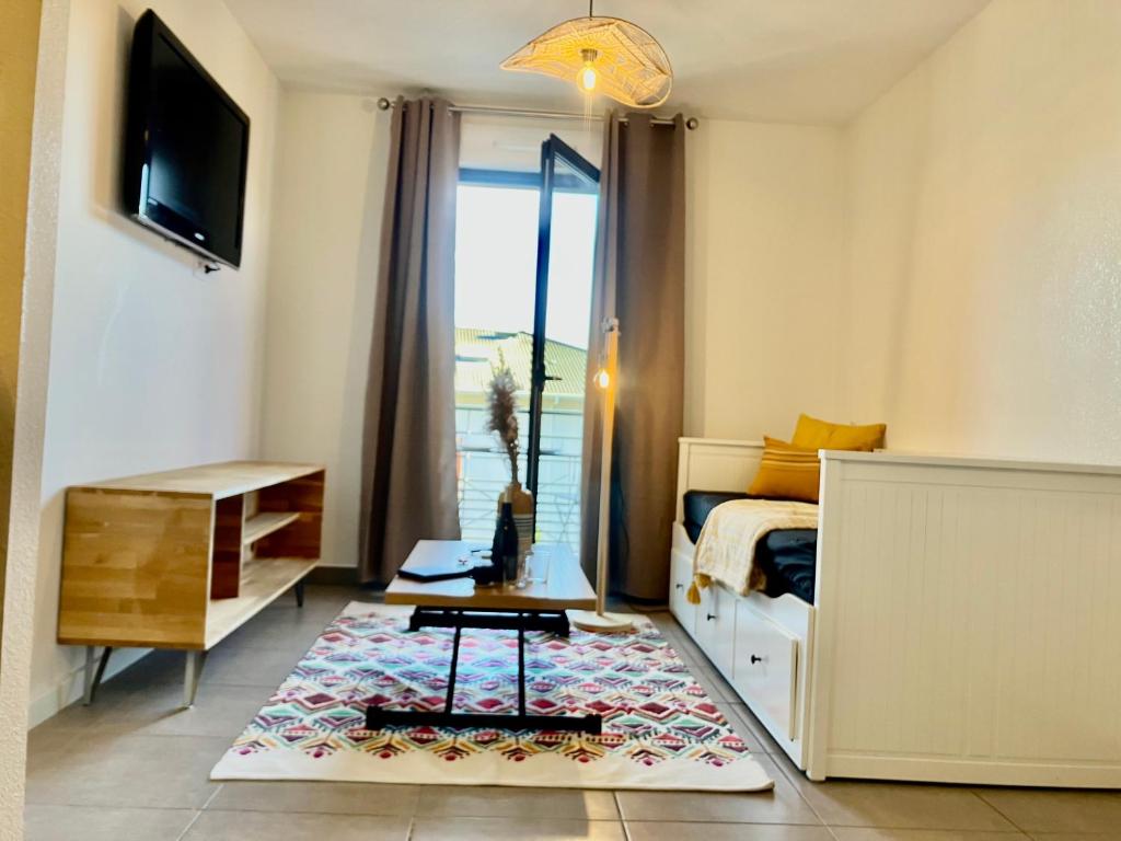 1 dormitorio con cama y ventana en Bastia sud , Quartier residentiel, en Bastia