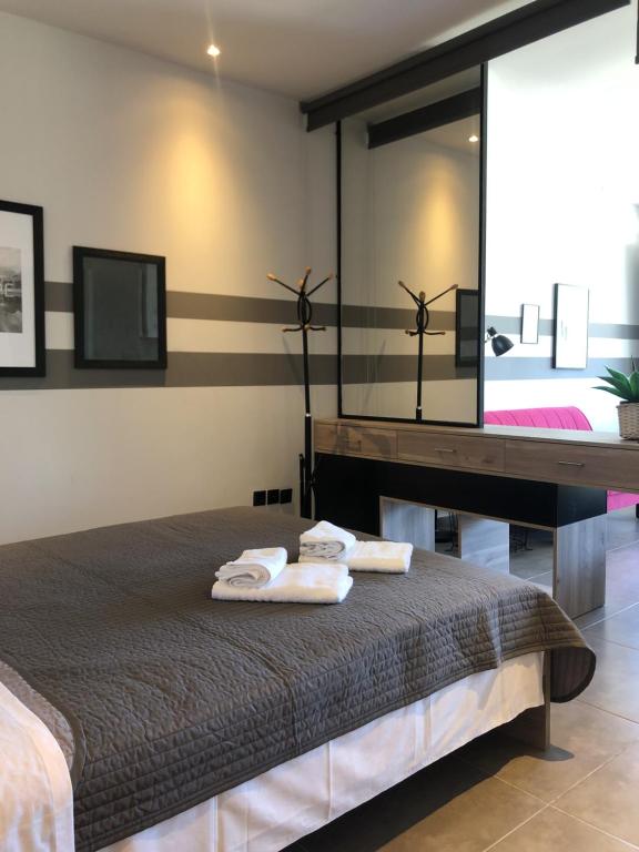 Postel nebo postele na pokoji v ubytování siviri suites
