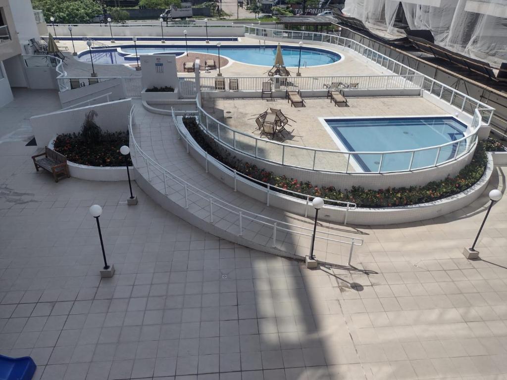una vista aérea de un edificio con 2 piscinas en Apto Centro Bertioga, en Bertioga