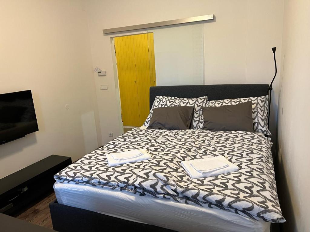 Ένα ή περισσότερα κρεβάτια σε δωμάτιο στο Studio apartment in center Brno