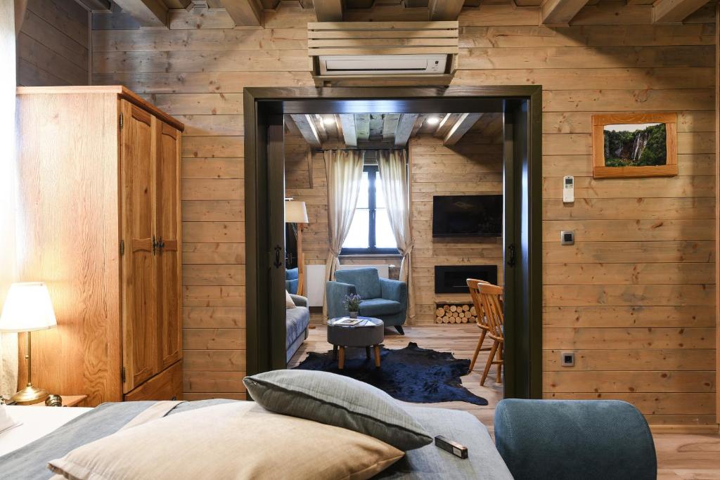A television and/or entertainment centre at Ethno Houses Plitvice Lakes Hotel