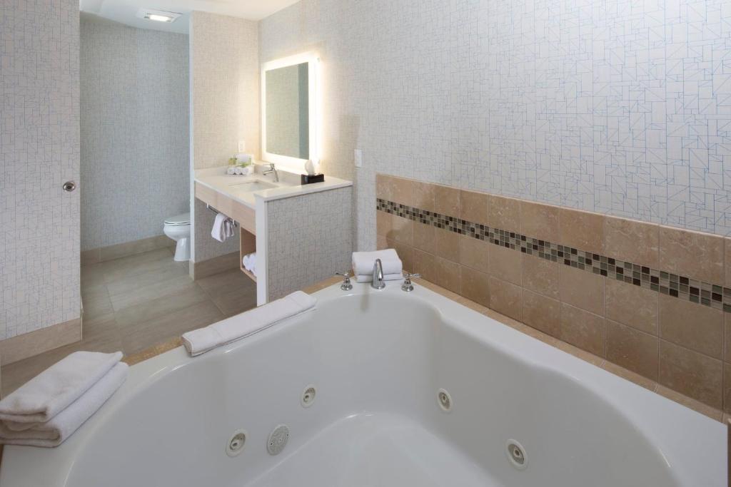 Holiday Inn Express & Suites Monroe by IHG - Suite De Un Dormitorio Con Cama King