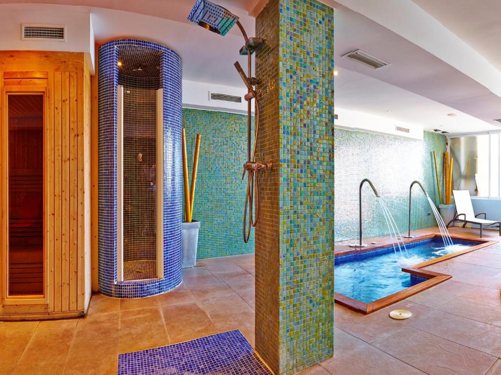 Bazén v ubytování Flamboyan Caribe Hotel & Spa nebo v jeho okolí