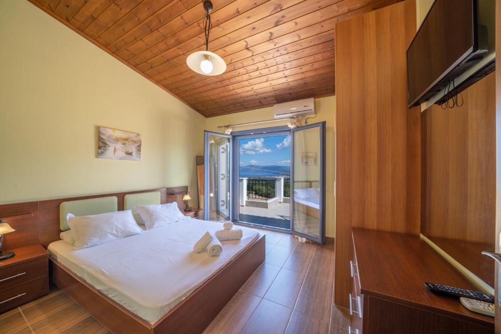 TV a/nebo společenská místnost v ubytování Sunrise Villa