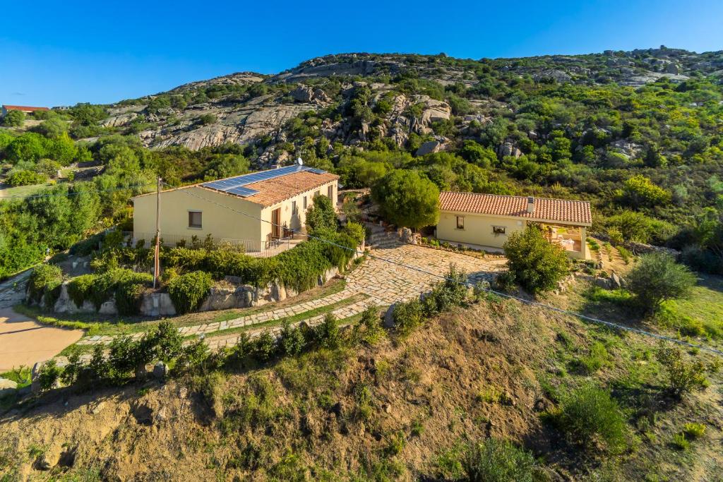 Vue aérienne d'une maison sur une colline dans l'établissement Casa La Liccia, à Arzachena