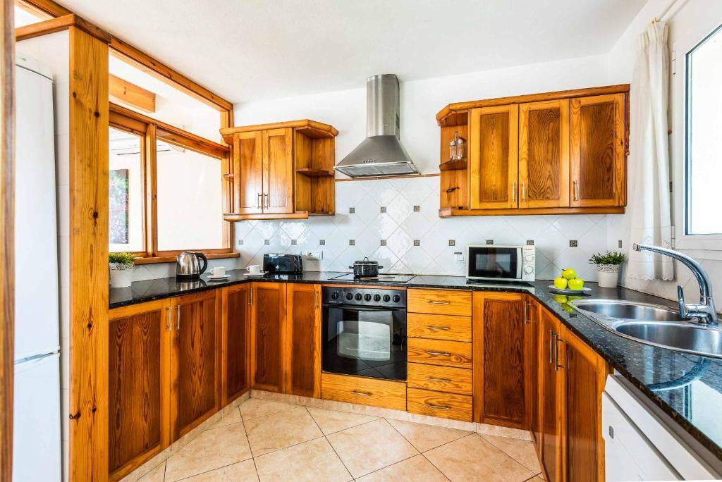 Kuchyňa alebo kuchynka v ubytovaní Villa Elena