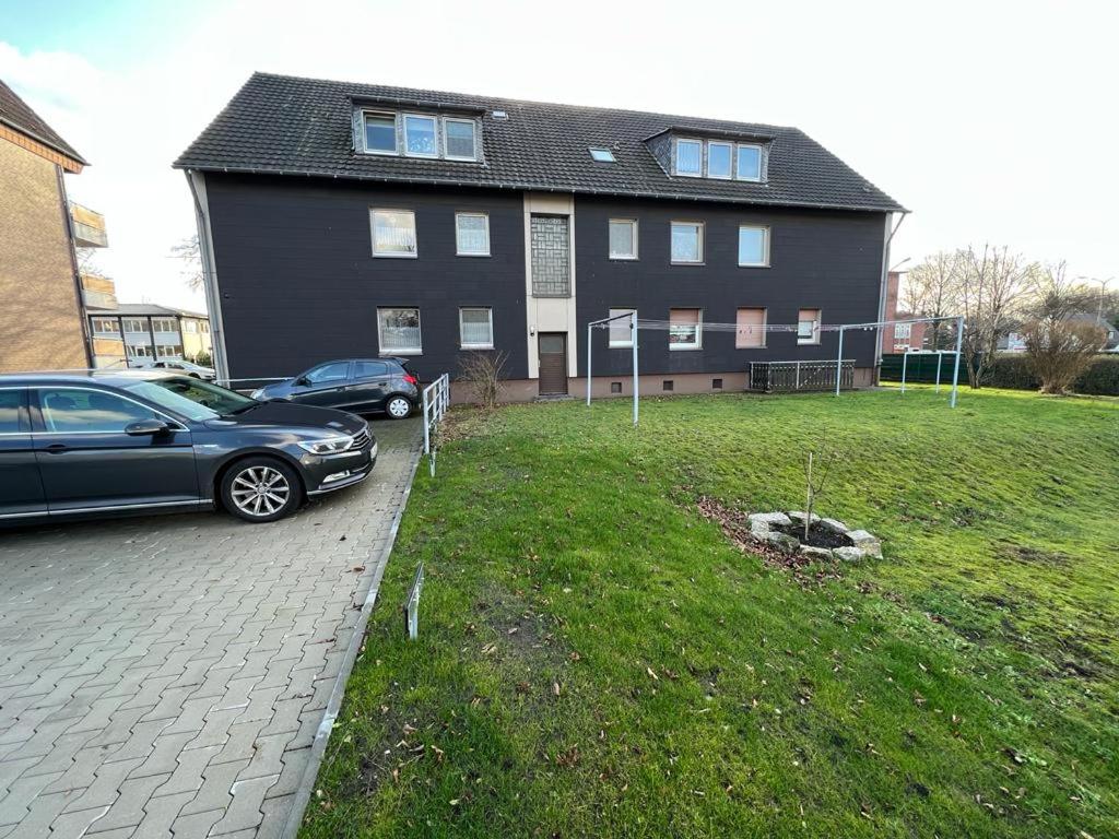 uma casa com dois carros estacionados em frente em Hugo em Gelsenkirchen