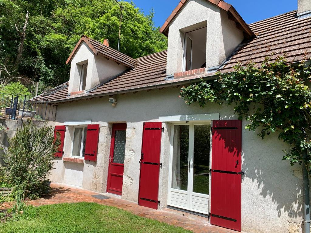ein Haus mit roten Türen an der Seite in der Unterkunft Au Coeur des Châteaux in Chambon-sur-Cisse
