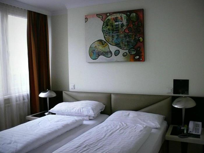Łóżko lub łóżka w pokoju w obiekcie Hotel Attaché l contactless check-in
