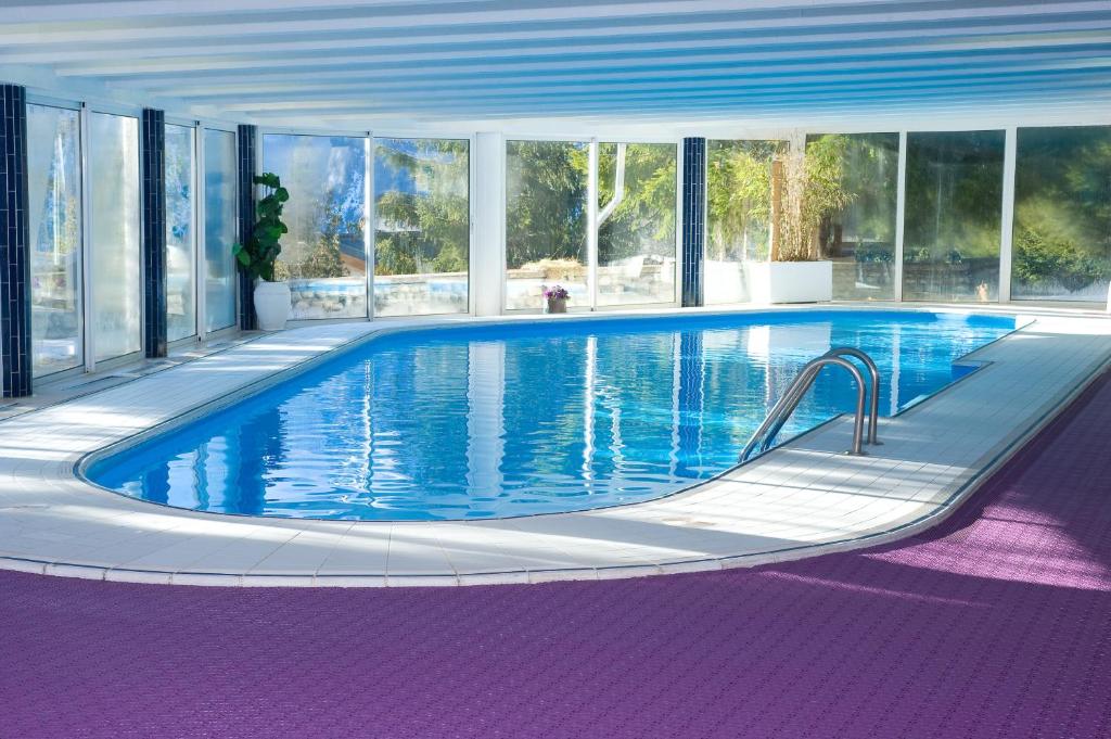 Bazén v ubytování Madame Vacances Hôtel et Spa Ibiza nebo v jeho okolí