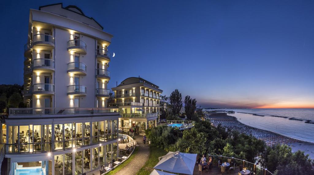 hotel z widokiem na ocean w nocy w obiekcie Hotel Sans Souci w mieście Gabicce Mare