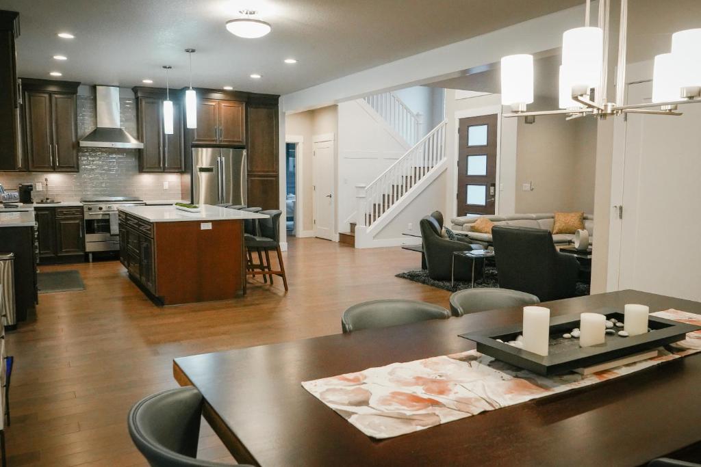 Updated And Modern Family Stay Gateway To The Columbia River Gorge - Housity